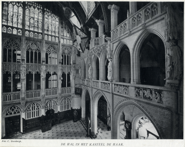 94595 Interieur van kasteel De Haar te Haarzuilens (gemeente Vleuten): de hal met galerijen, bogen en ...